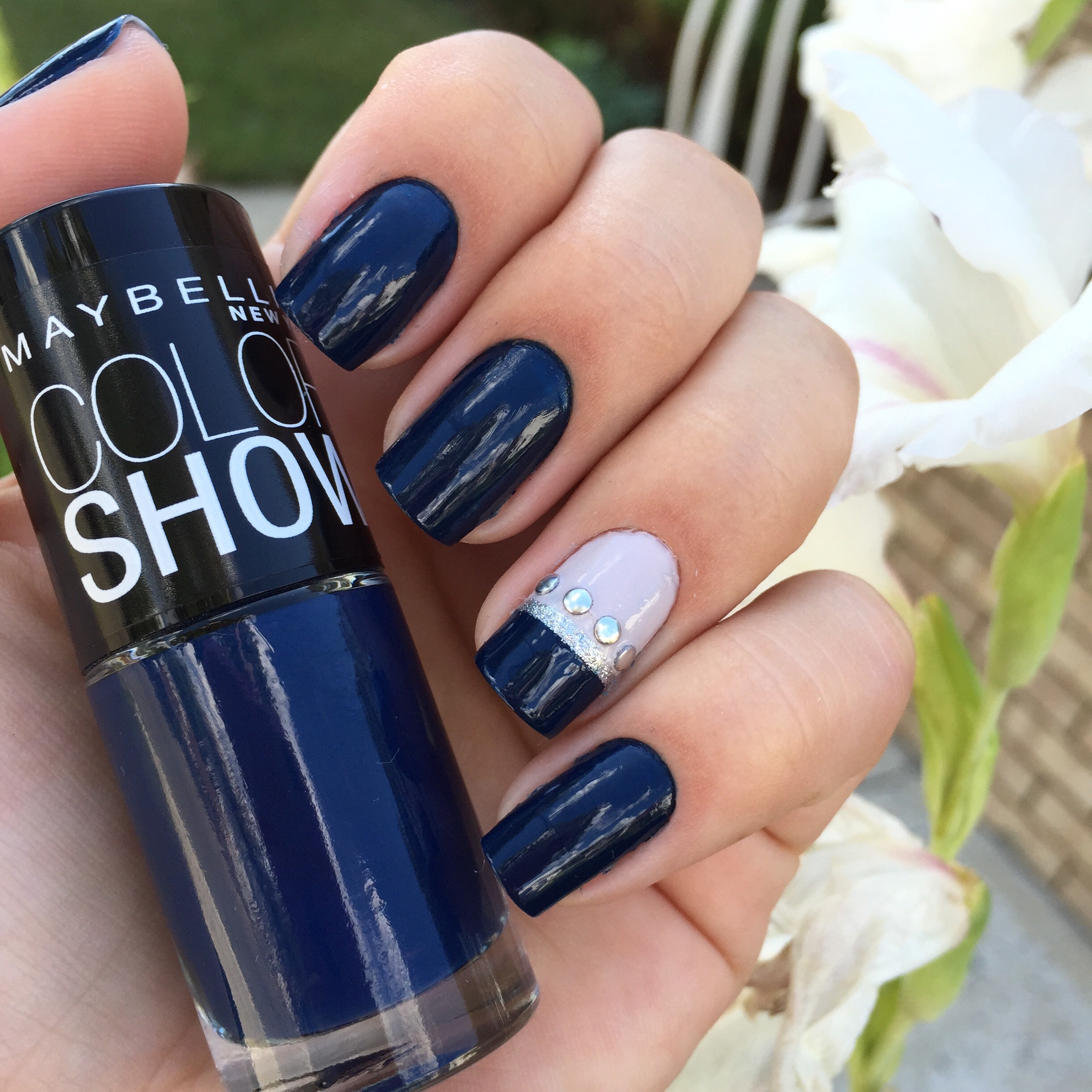 unha azul escuro com branco elegante