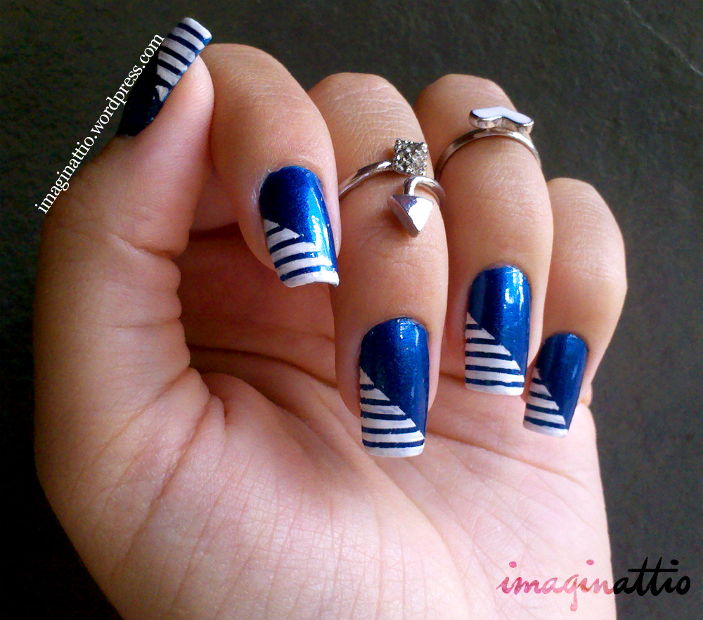 unha azul escuro com branco geométrica