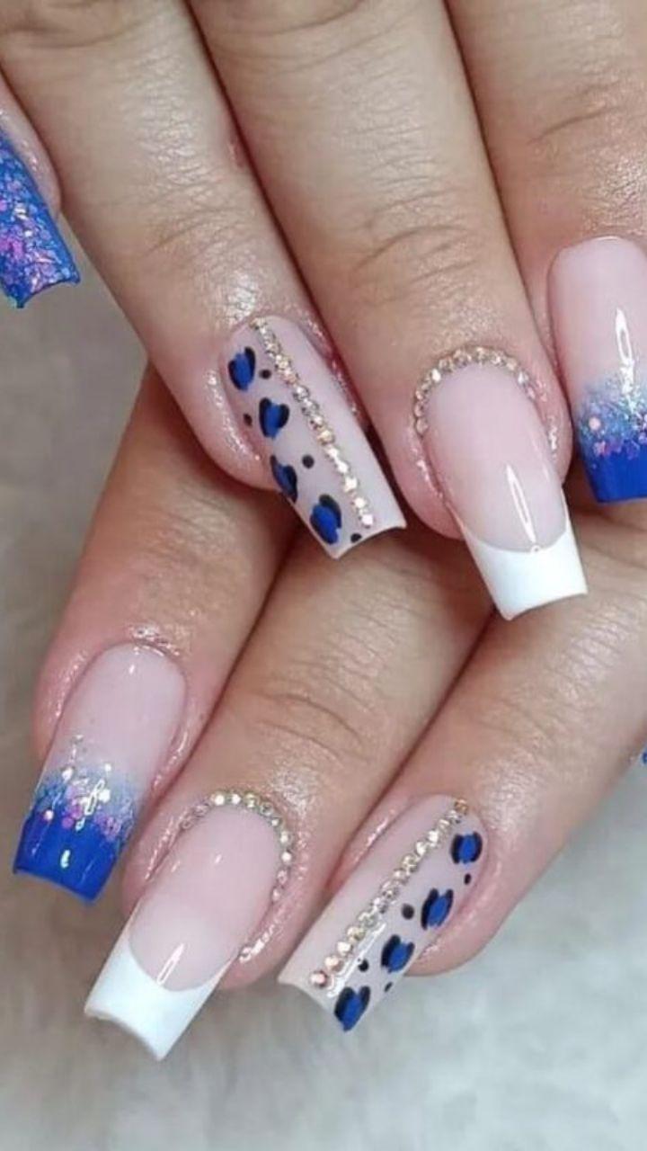 unha azul escuro com branco estampada