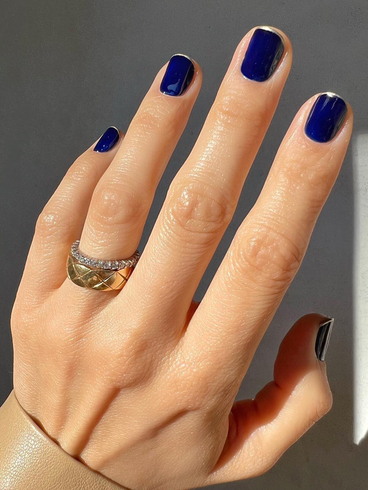 unha azul escuro com francesinha