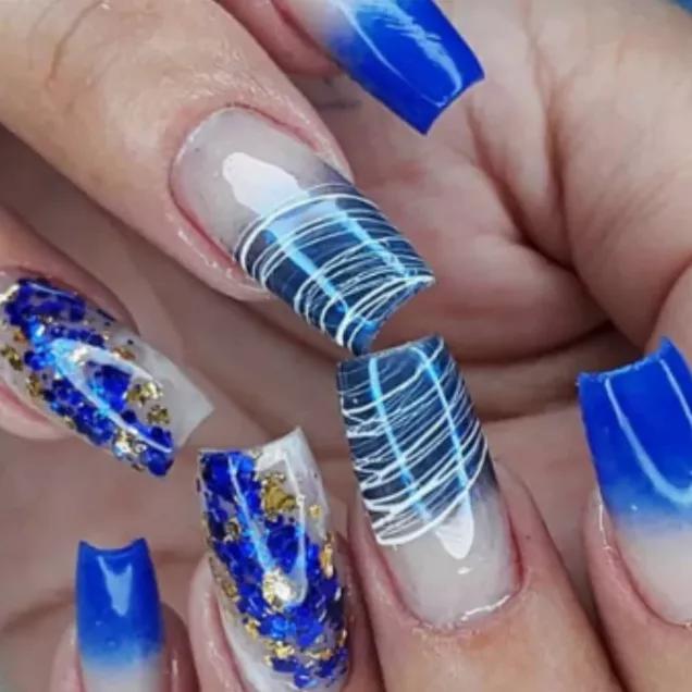 unha azul escuro com francesinha branca