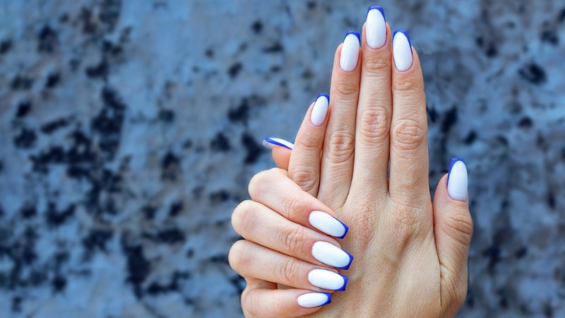unha azul escuro com francesinha branca