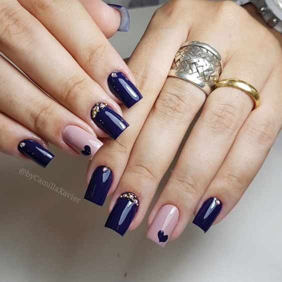 Acabamento Fosco em Unhas Azuis: Elegância e Modernidade