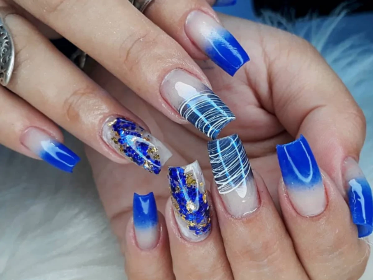 modelos de unhas azul royal com glitter