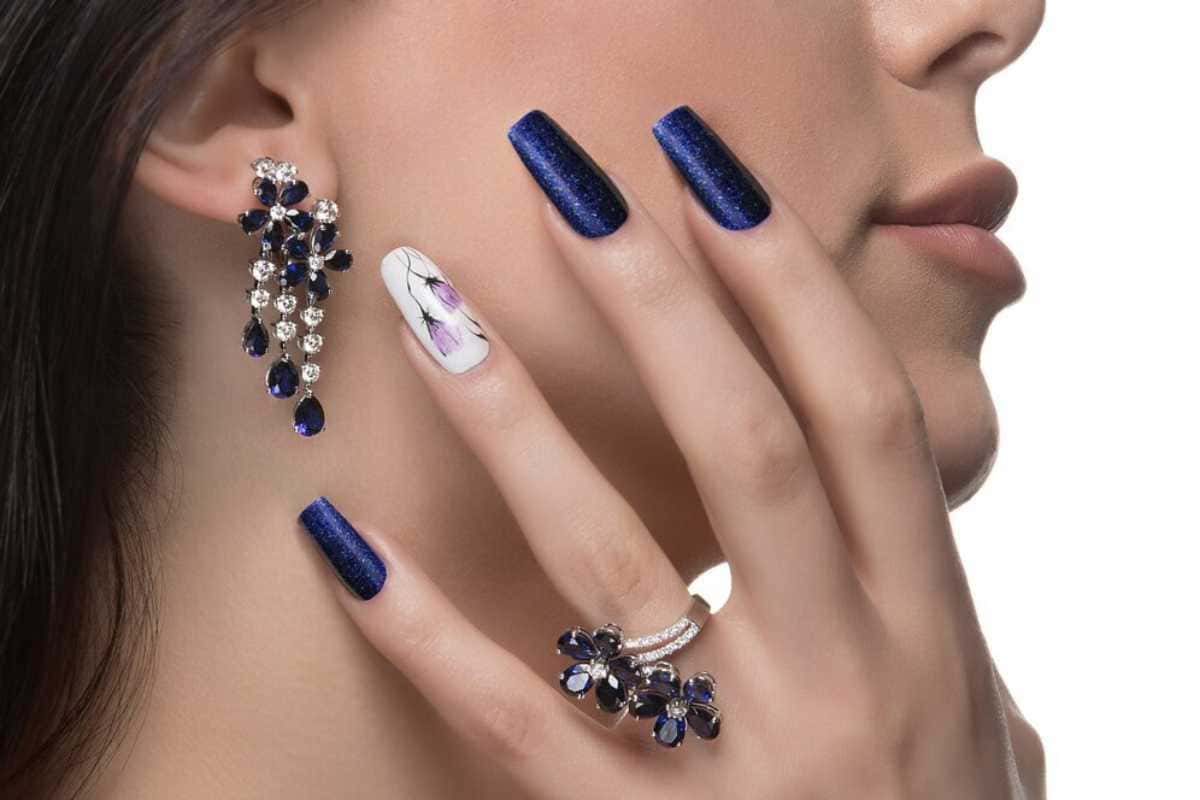 modelos de unhas azul royal com glitter