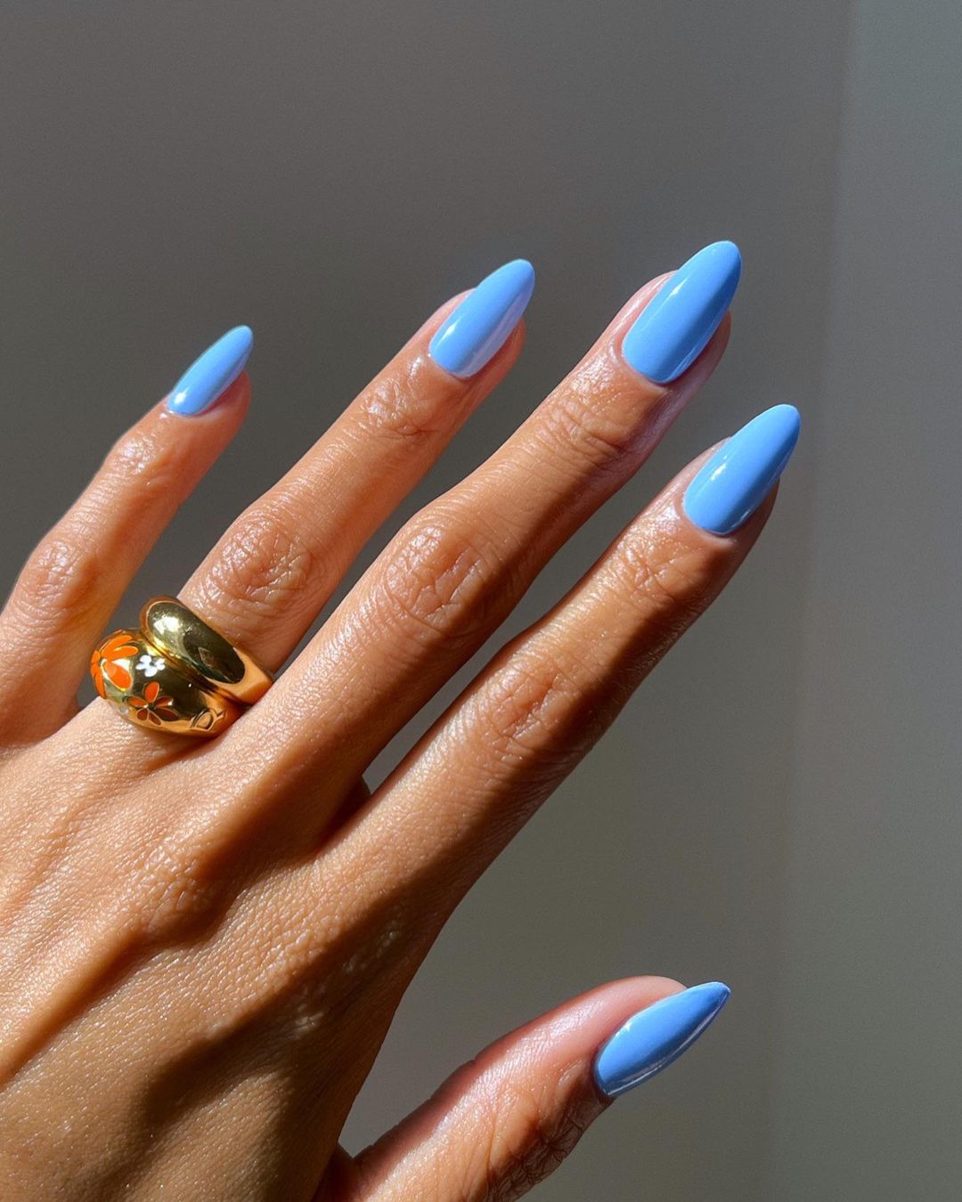 francesinha azul bebê em unhas curtas