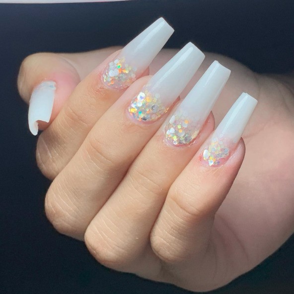 unha bailarina branca com glitter