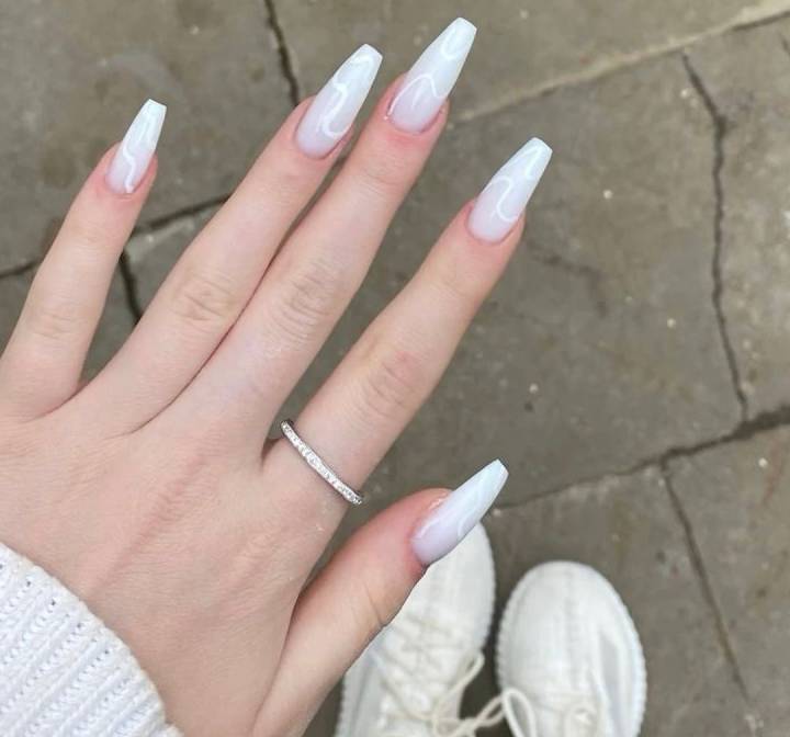 unha bailarina branca decorada minimalista