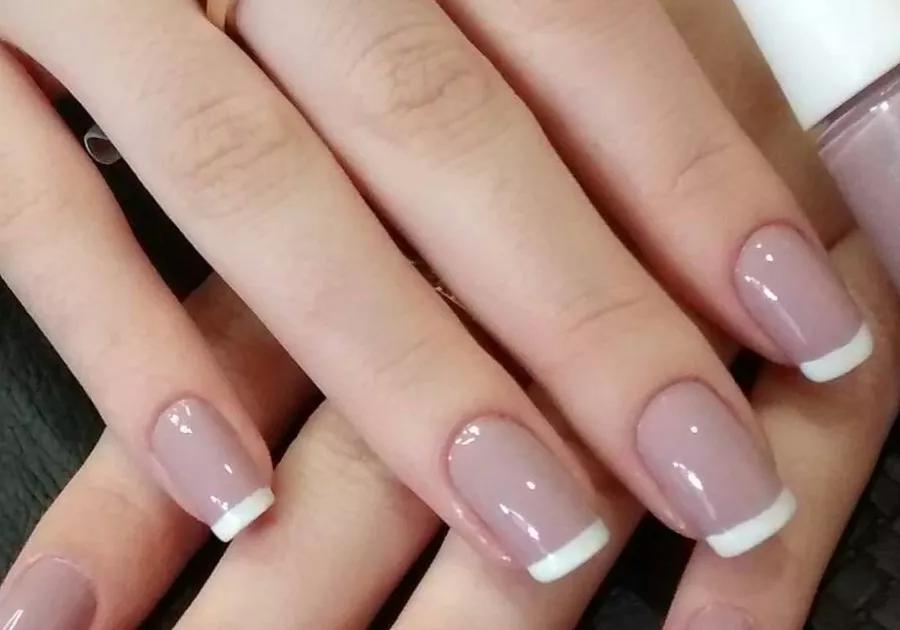 unha bege com francesinha