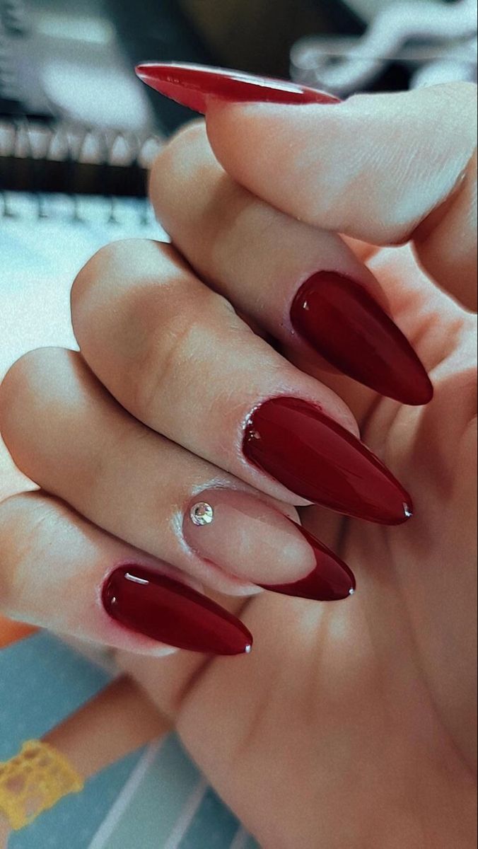 5 ideias de títulos:
1. Unhas Bordô: O Guia Completo para a Elegância no Outono/Inverno
2. Descubra os Segredos do Esmalte Bordô: Variações e Aplicações
3. Unhas Bordô com Glitter e Fosco: Tendências e Inspirações
4. Saúde das Unhas: O Que a Cor Bordô Pode Revelar?
5. Como Usar Unhas Bordô: Dicas de Estilo e Manutenção