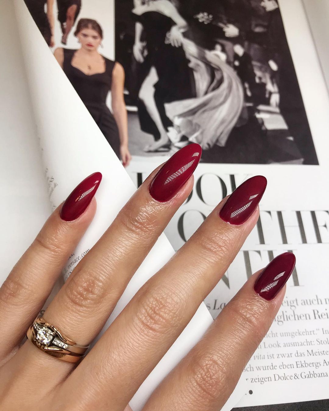 5 ideias de títulos:
1. Unhas Bordô: O Guia Completo para a Elegância no Outono/Inverno
2. Descubra os Segredos do Esmalte Bordô: Variações e Aplicações
3. Unhas Bordô com Glitter e Fosco: Tendências e Inspirações
4. Saúde das Unhas: O Que a Cor Bordô Pode Revelar?
5. Como Usar Unhas Bordô: Dicas de Estilo e Manutenção