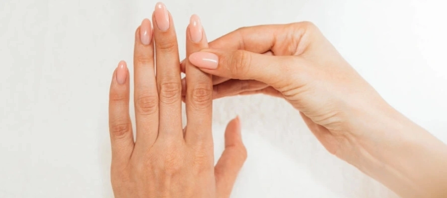 por que a unha fica branca depois do esmalte