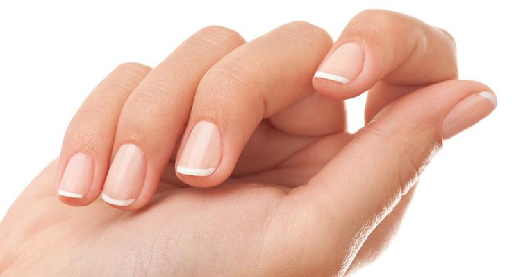 unha esbranquiçada depois de tirar esmalte