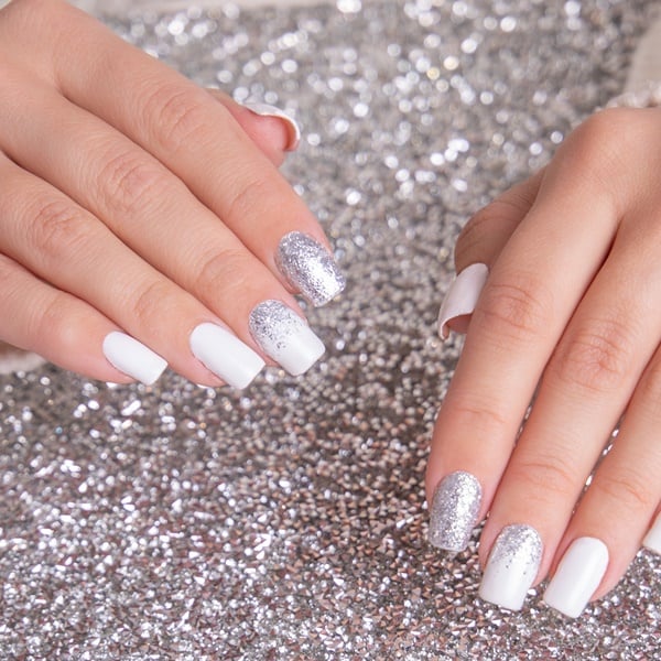 ideias de unhas brancas com brilho para casamento