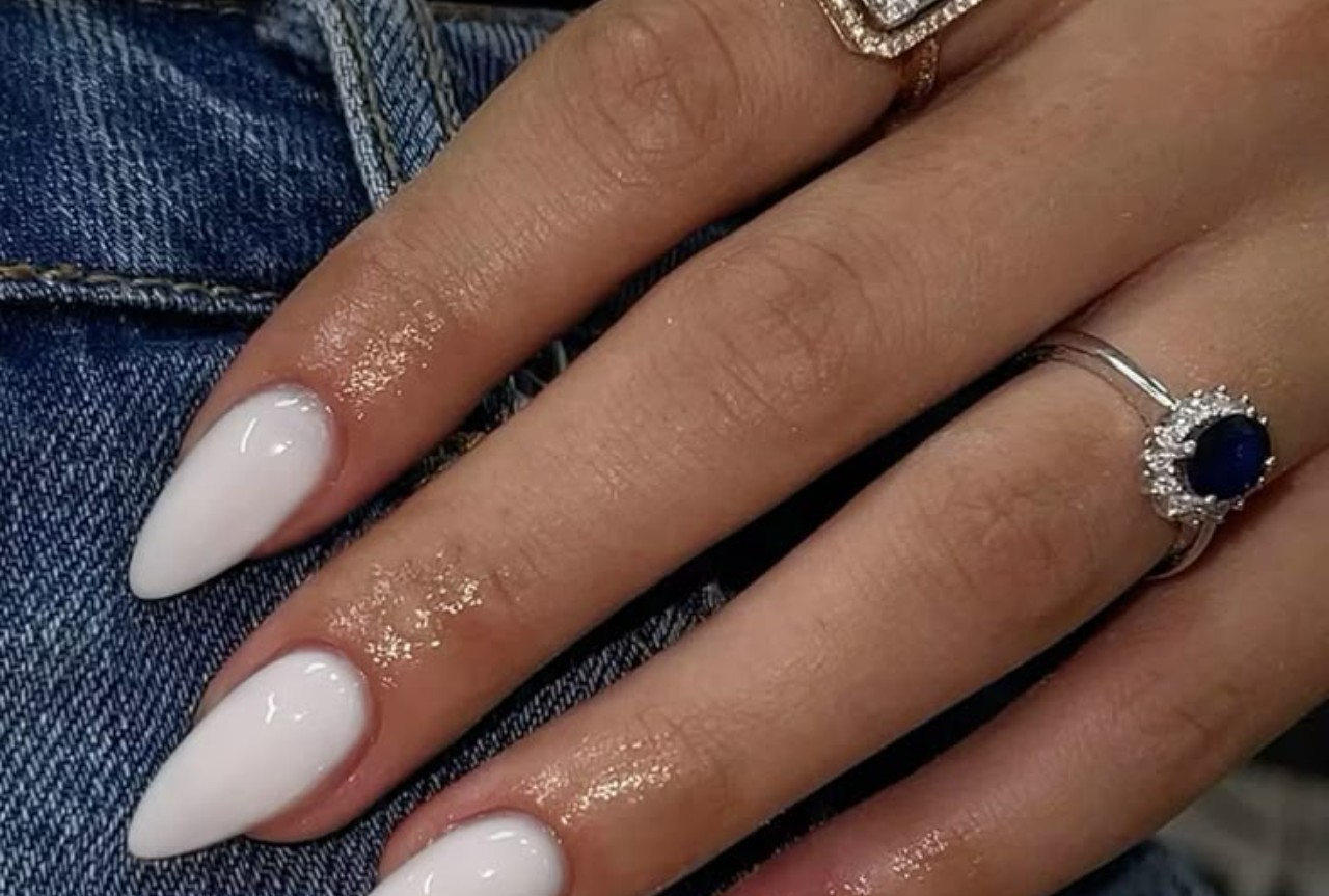 quanto custa fazer unhas brancas com brilho em salão