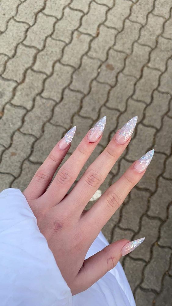 erros comuns ao aplicar esmalte branco com glitter