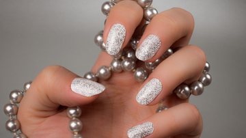 ideias de unhas brancas com brilho para casamento