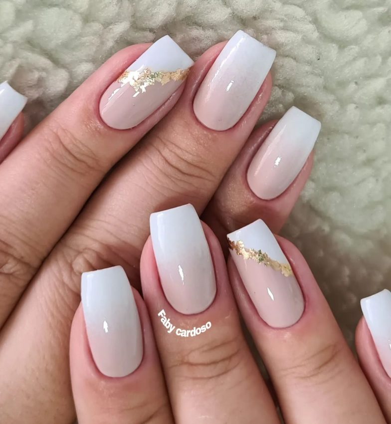 ideias unhas brancas com dourado para festa