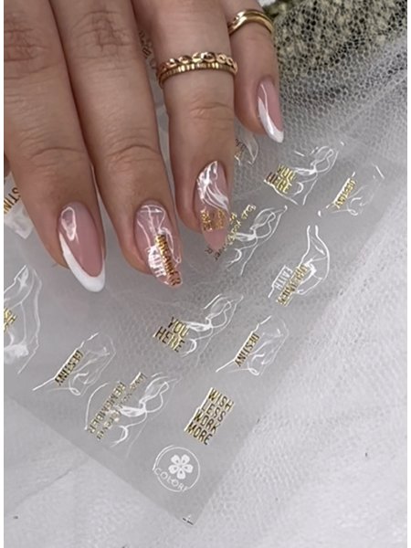 unha branca com dourado