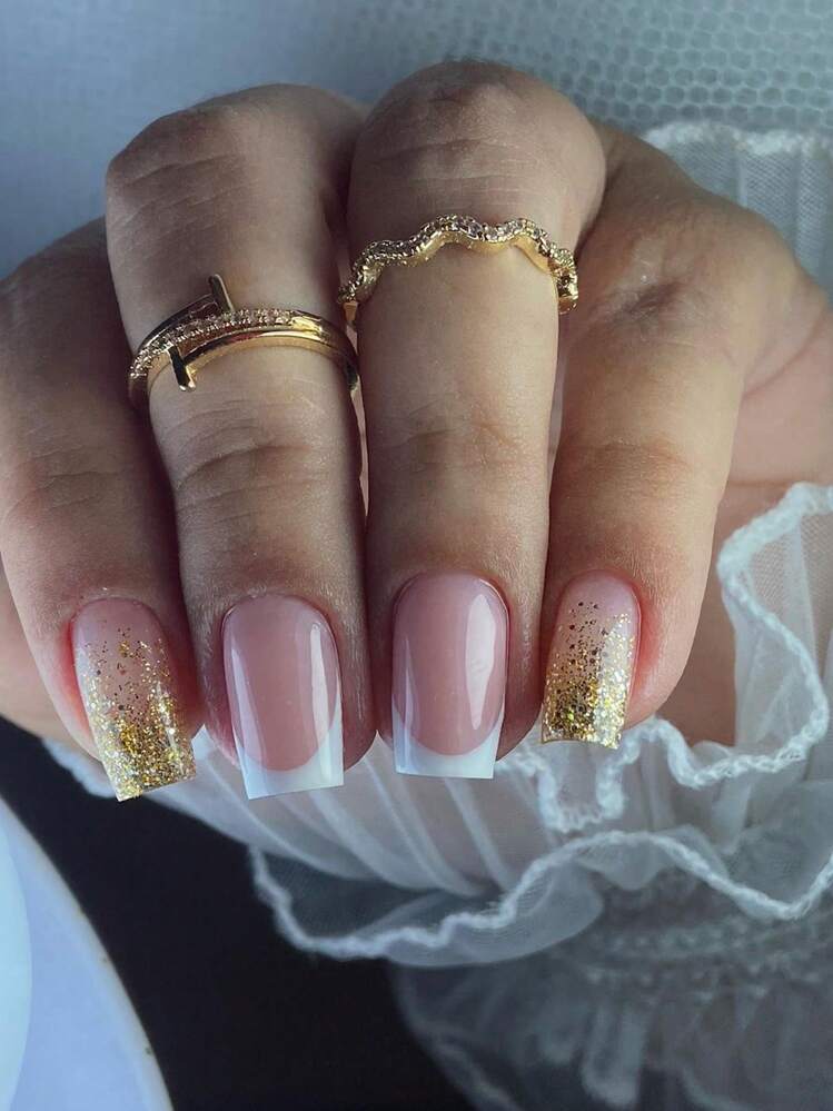 unha branca com dourado