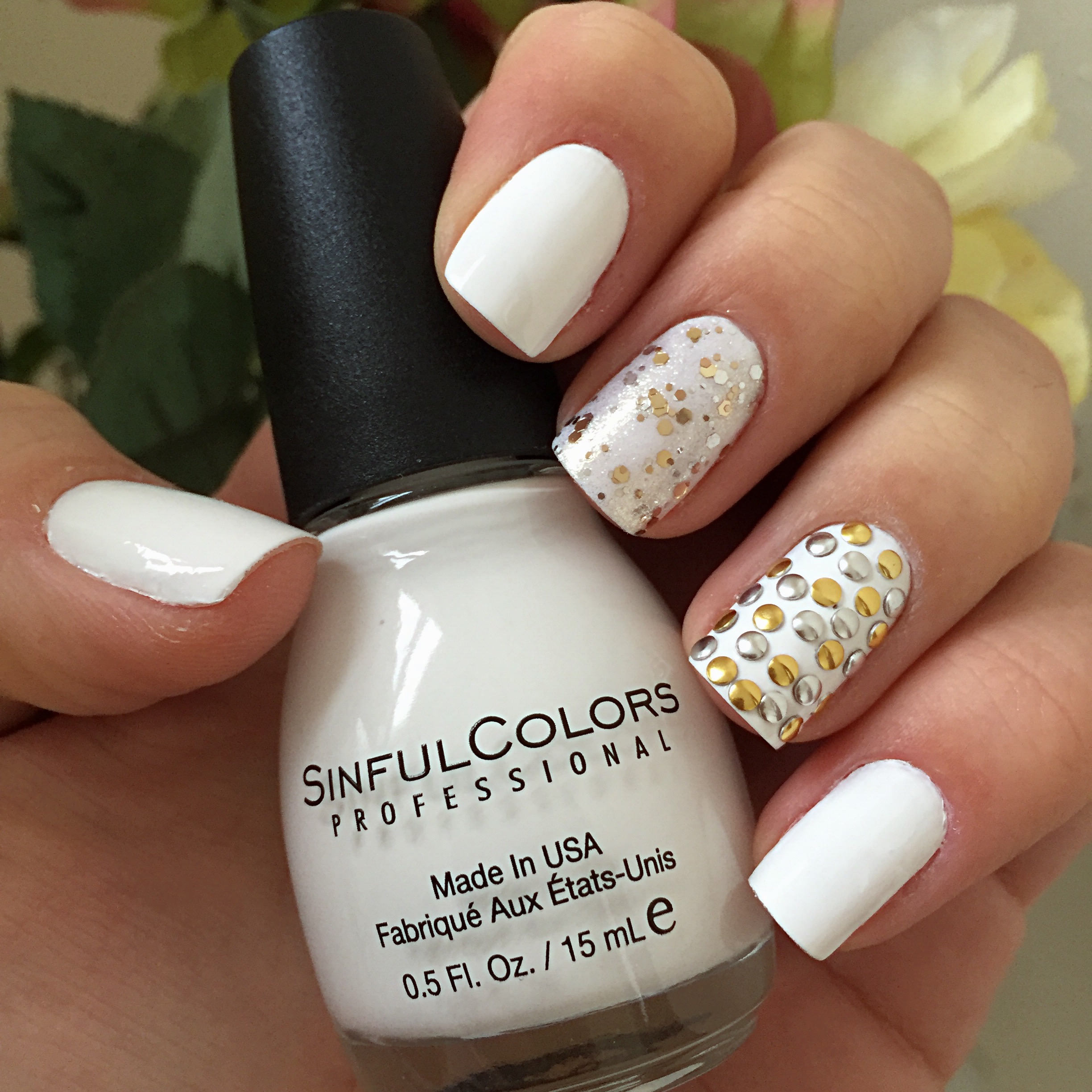 unha branca com dourado