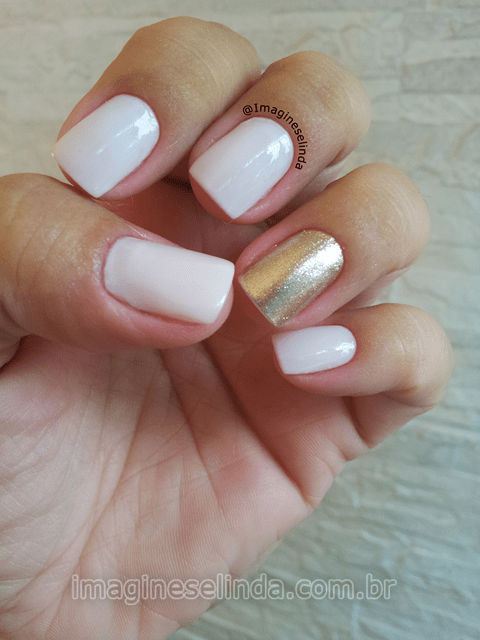 unha branca com dourado