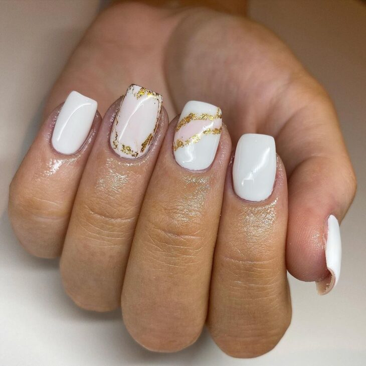 unha encapsulada branca e dourada vs unha com esmalte metalizado