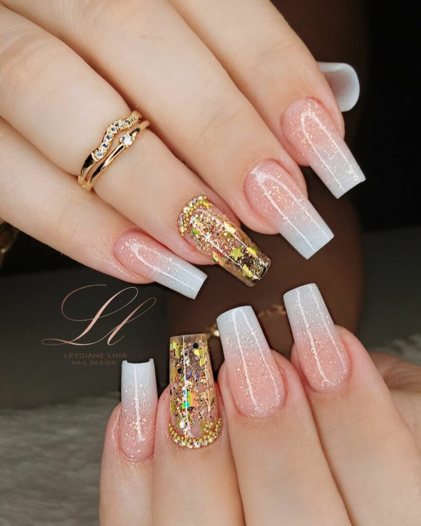unha branca com glitter dourado