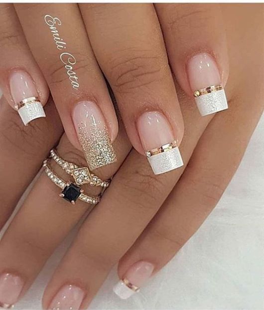 unha branca com contorno dourado