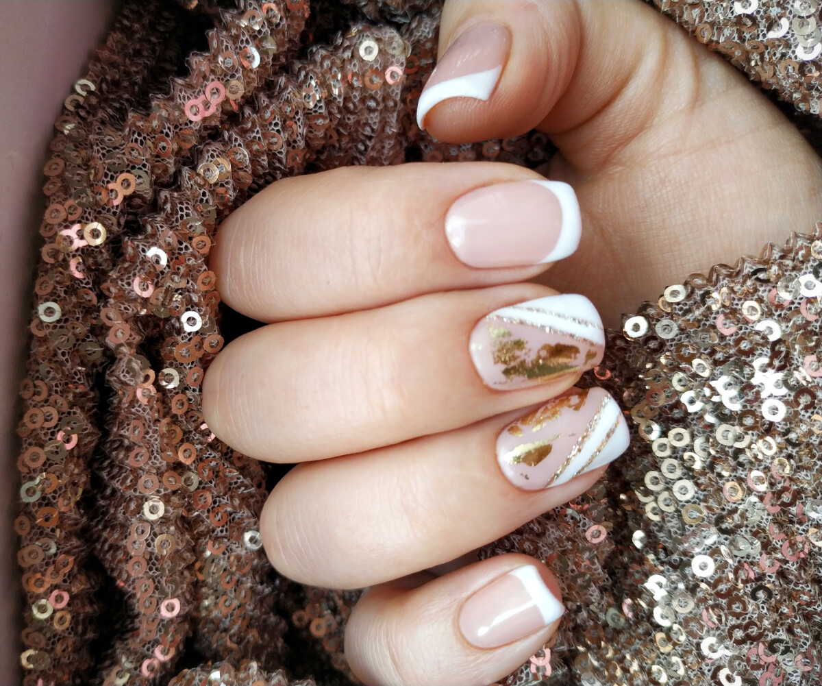 unha branca com dourado minimalista