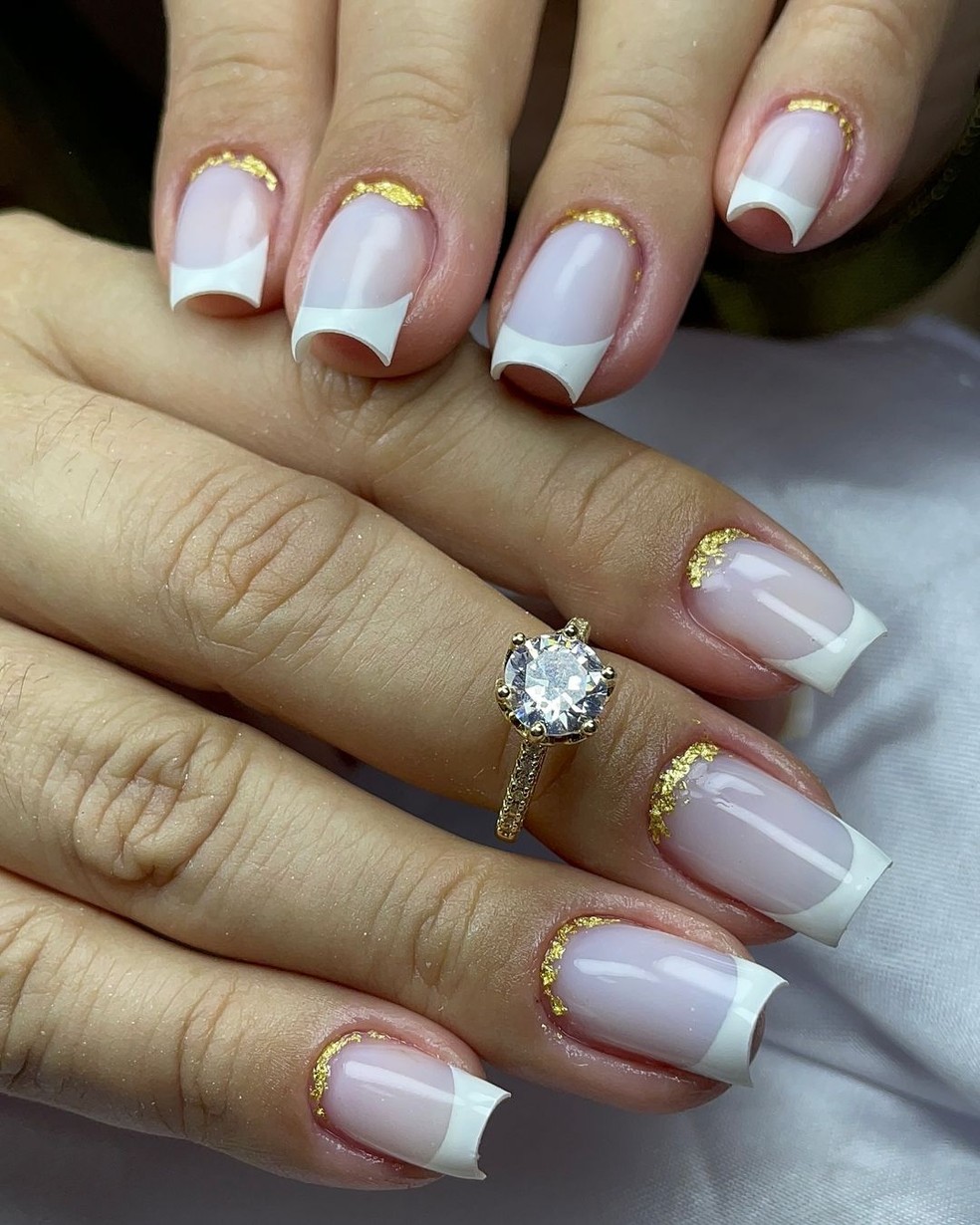 unha branca com folha de ouro