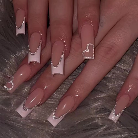 unha branca com francesinha e glitter