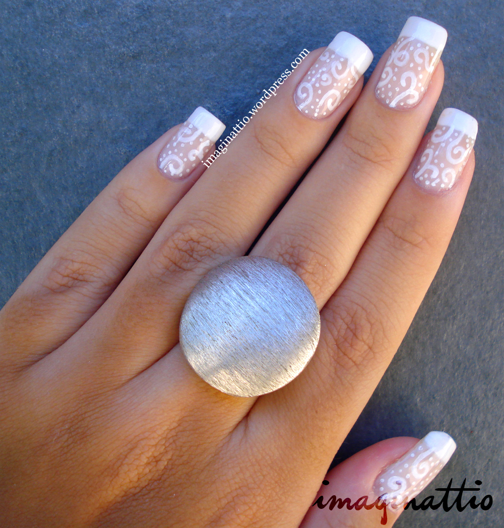 unha branca com francesinha e glitter