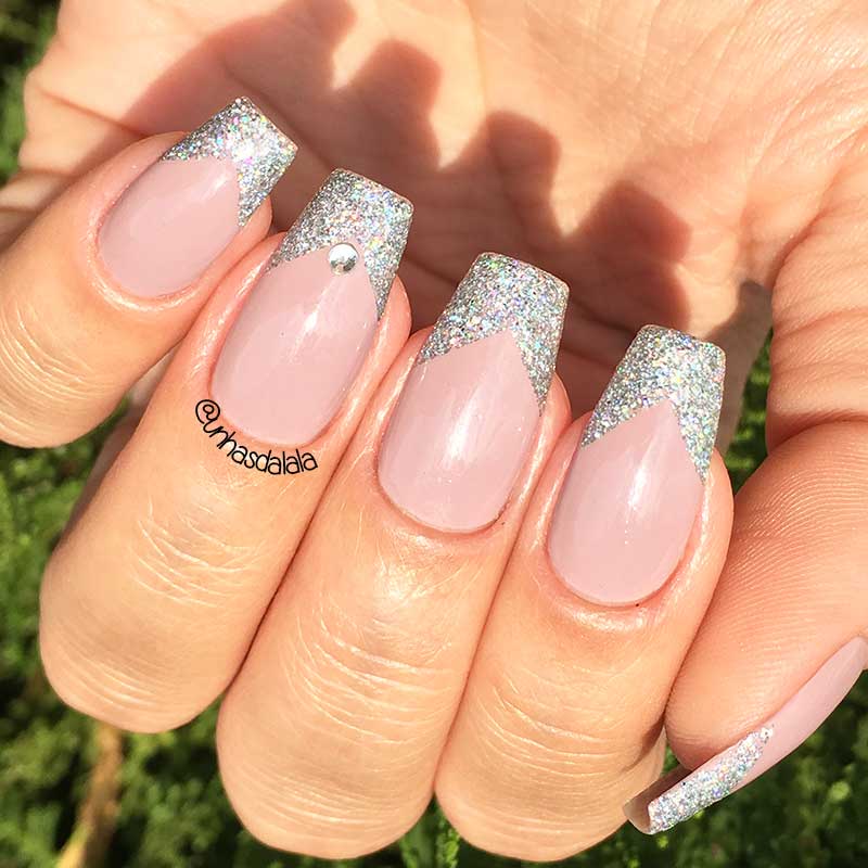 unha branca com francesinha e glitter