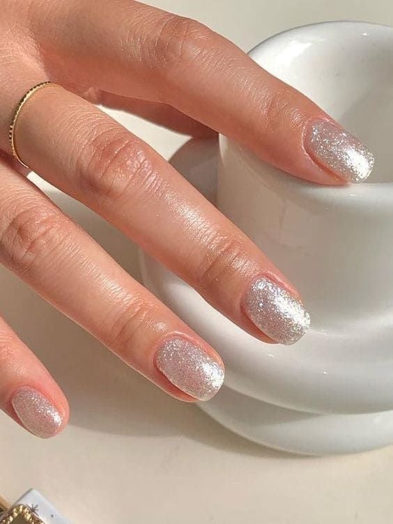 Unhas Brancas com Glitter: Ideias para Noivas e Festas