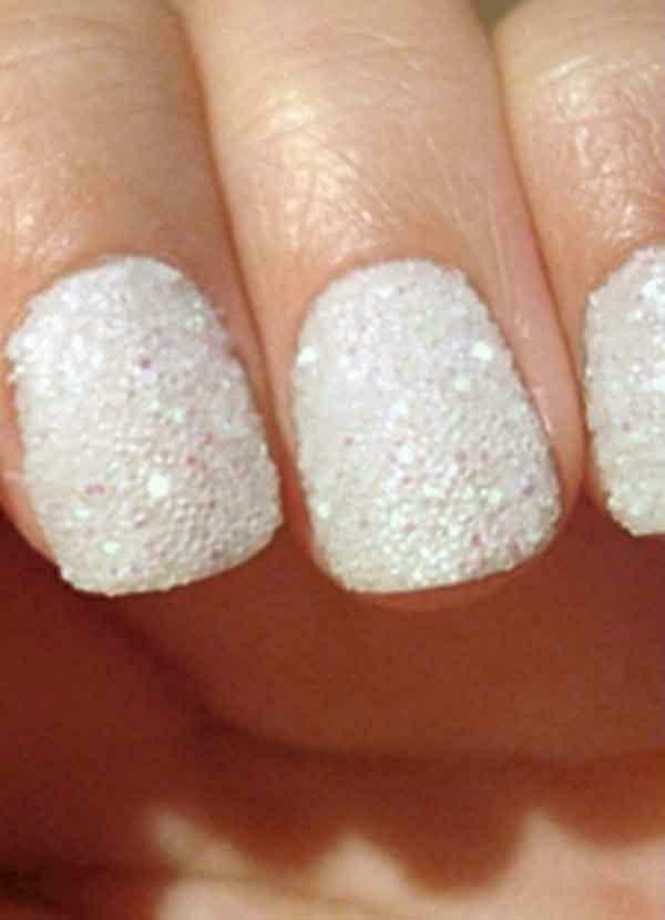 unha branca com glitter