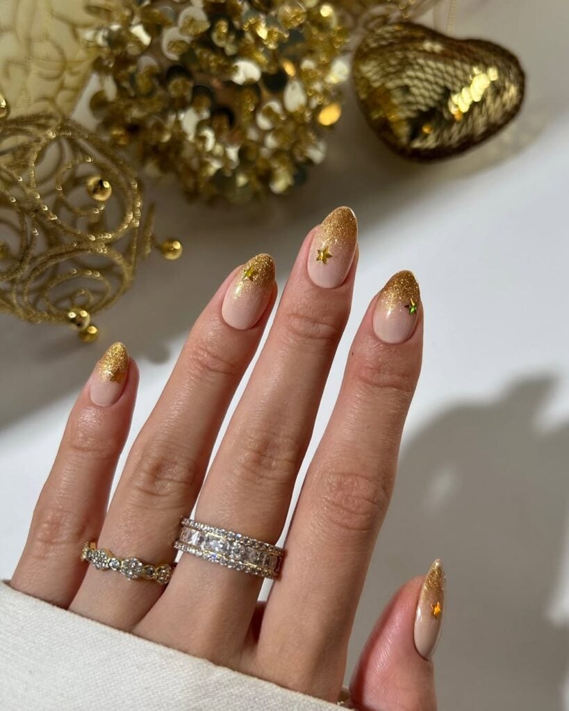 unha branca com glitter dourado