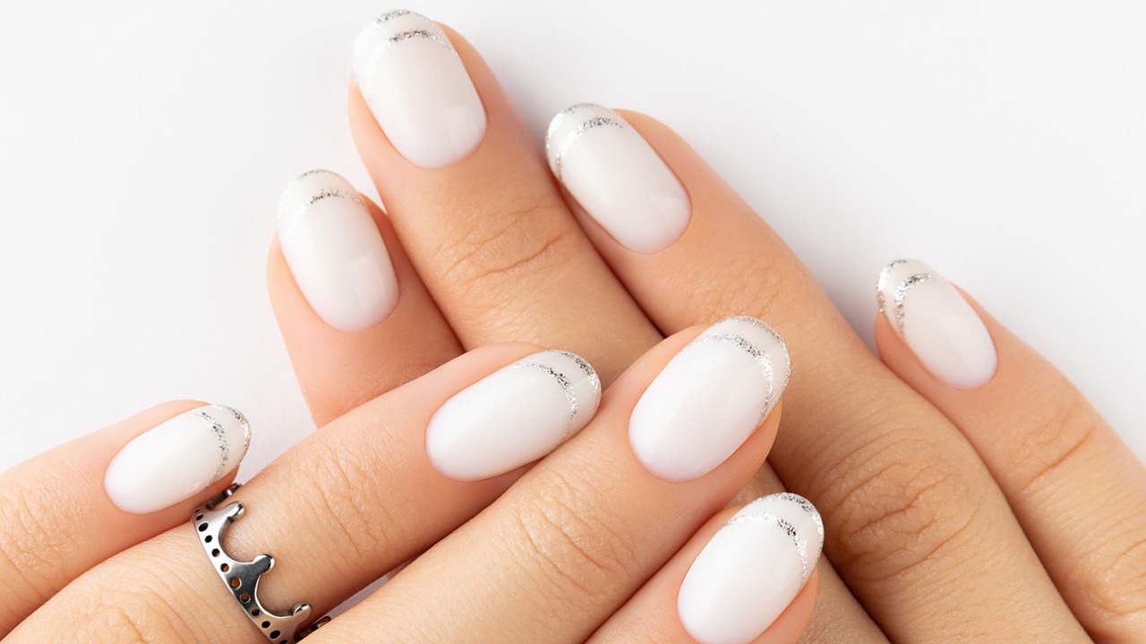 5 ideias de títulos para posts sobre unhas brancas com glitter prata:
1. Unhas Brancas com Glitter Prata: O Guia Completo para um Look Deslumbrante
2. Inspire-se: 10 Ideias de Unhas Brancas com Glitter Prata para Arrasar
3. Como Fazer Unhas Brancas com Glitter Prata Perfeitas em Casa
4. Unhas Postiças Brancas com Glitter Prata: A Praticidade que Você Precisa
5. Tendências de Unhas para Festas: O Brilho do Glitter Prata com Branco