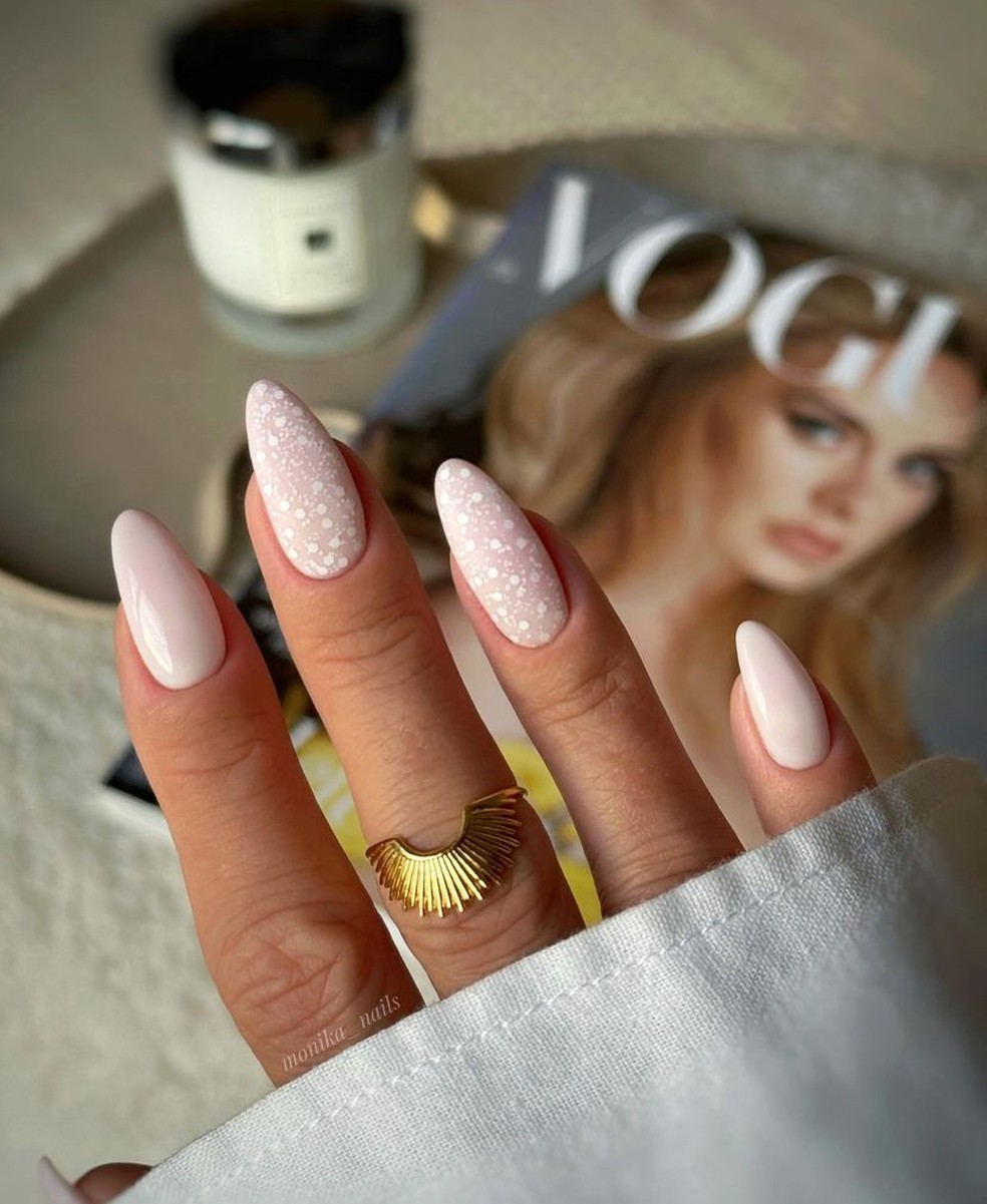 Acessórios Essenciais para Decorar Unhas Brancas com Rosa