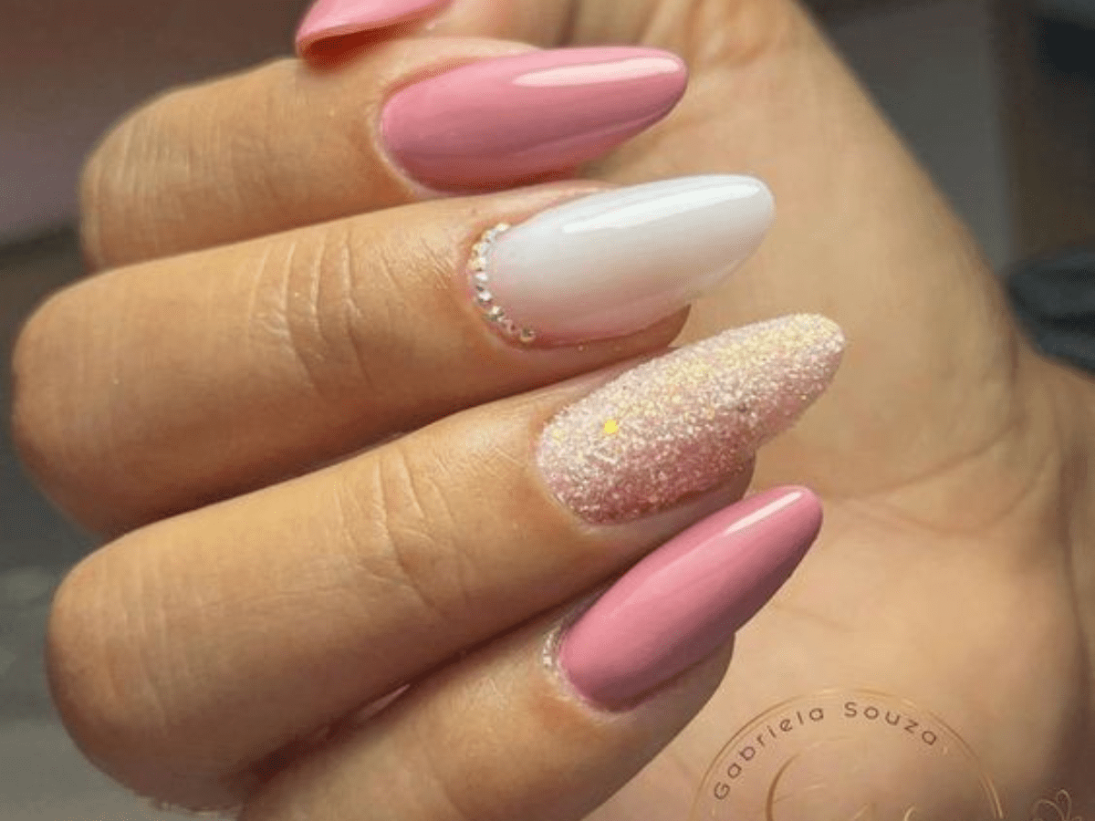 Acessórios Essenciais para Decorar Unhas Brancas com Rosa