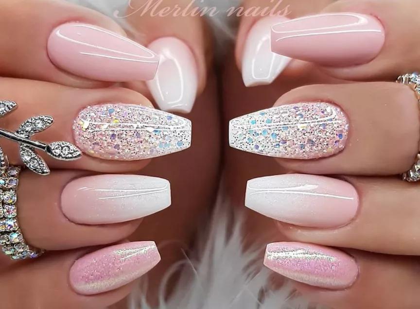 Acessórios Essenciais para Decorar Unhas Brancas com Rosa