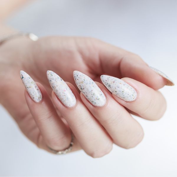 unha branca com prata