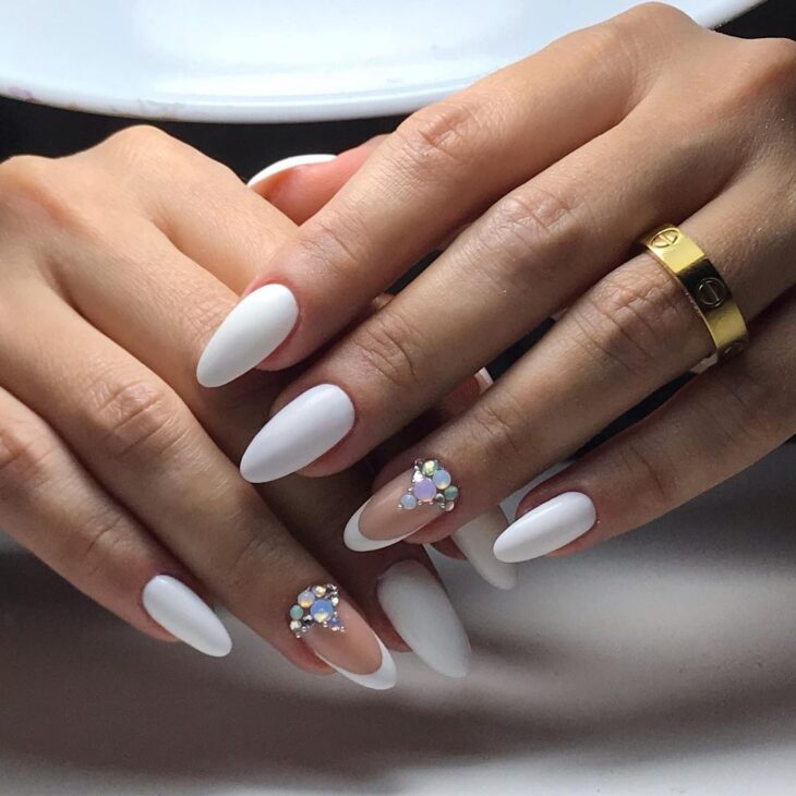 ideias de unhas brancas decoradas para casamento