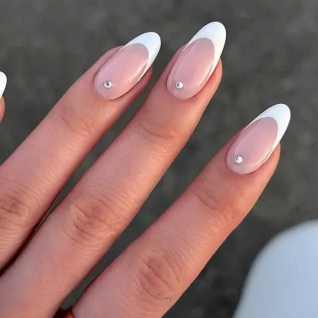 ideias de unhas brancas decoradas para casamento