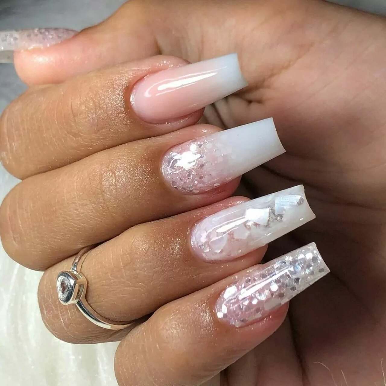 10 ideias de unhas de gel brancas para arrasar
