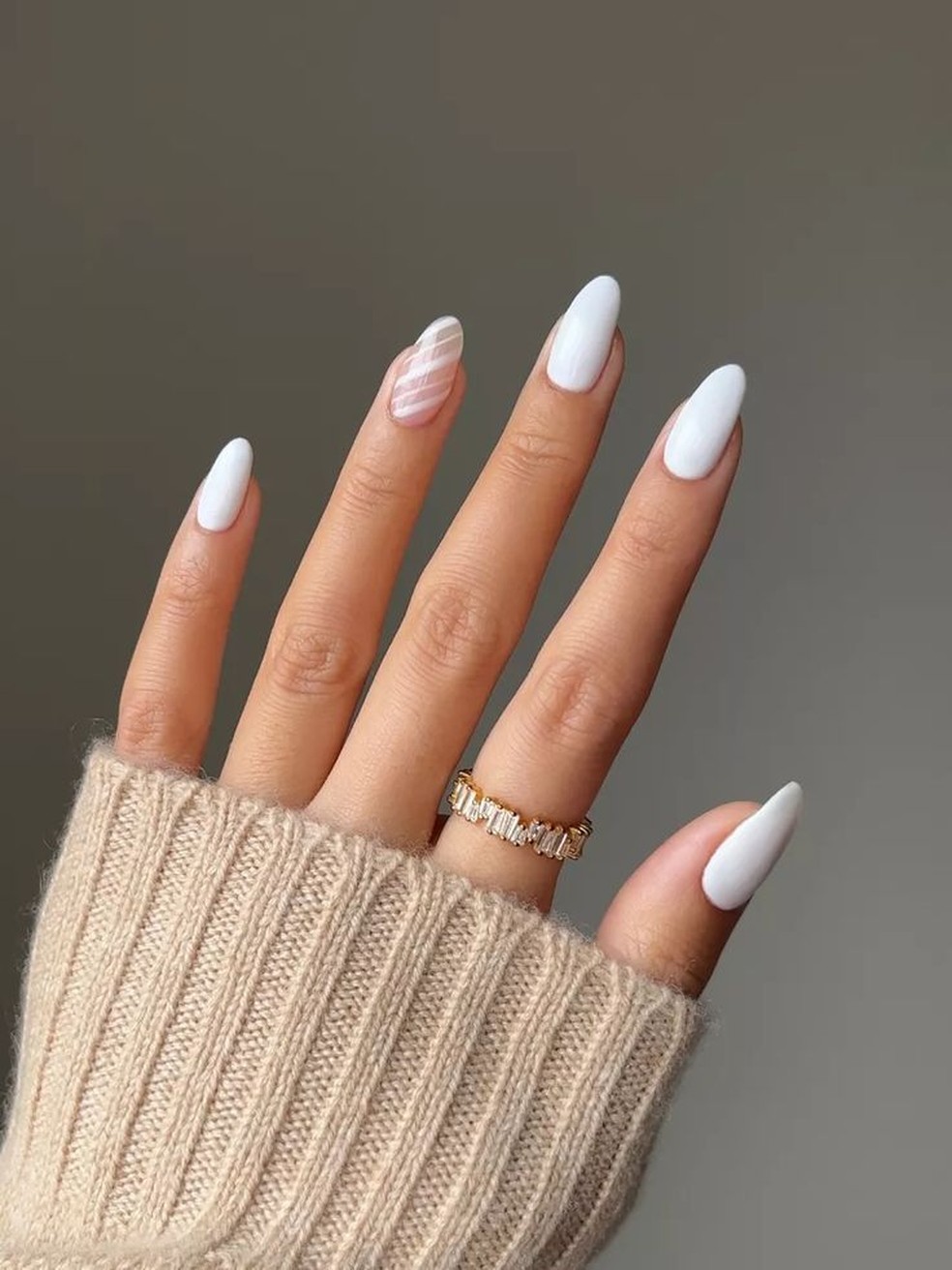 5 ideias de títulos:
1. Leuconiquia: Entenda as Causas das Manchas Brancas nas Unhas
2. Unhas Brancas: Sinais de Alerta e Quando Procurar um Dermatologista
3. Traumas