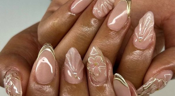 francesinha dourada em unhas curtas
