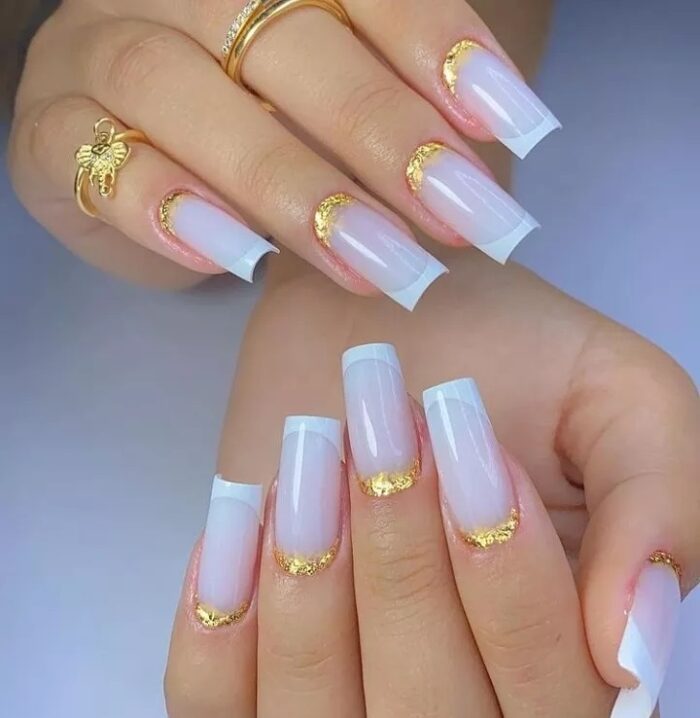 unha branca com dourado versus prata