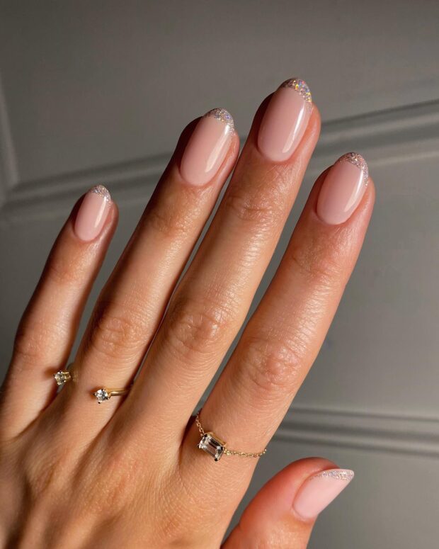 Unhas brilhantes com esmalte escuro (Brilho Dark)