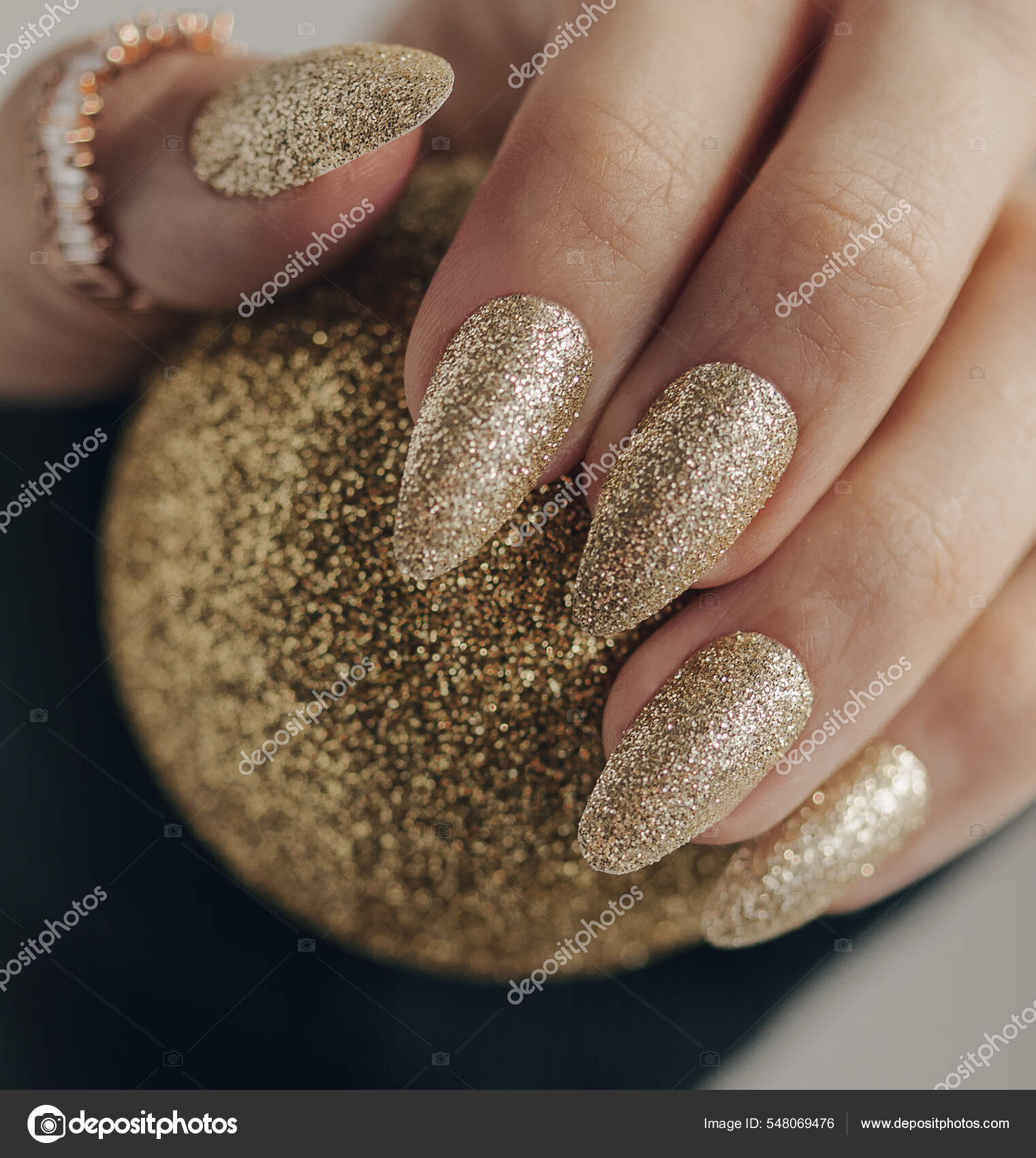 Unhas brilhantes com efeito perolado